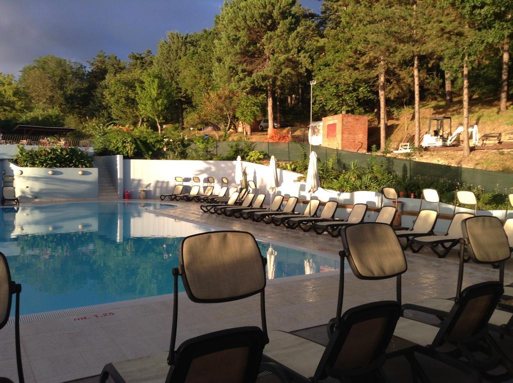 Camping Pineta Hotel Urbino Eksteriør billede